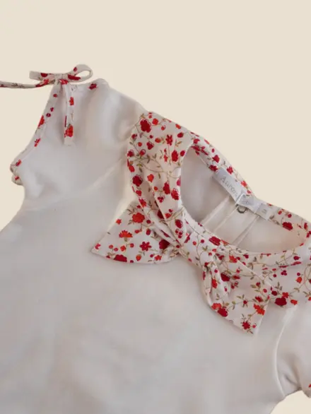 MACACÃO MENINA CURTO LAÇO FLORAL VERMELHO 2